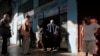 Habaneros hacen fila frente a una panadería. REUTERS/Stringer