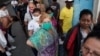 Cubanos esperan en fila para adquirir alimentos en La Habana, a finales de marzo del 2020.