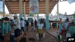 Un cartel con la foto de Miguel Díaz-Canel en un mercado agropecuario de La Habana. 