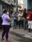 Cubanos hacen cola en una bodega, en La Habana, para adquirir alimentos. (Yamil LAGE / AFP)