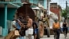 Vecinos recogen agua de una pipa la mañana del martes en un barrio de San Antonio de los Baños, en la provincia de Artemisa. (Yamil Lage/AFP).