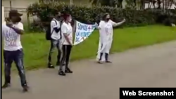 Cubanos en Surinam protestan en contra del régimen cubano