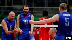 De izquierda a derecha los jugadores rusos Sergey Tetyukhin, Alexander Volkov, y Sergey Grankin celebran un punto ante Cuba.