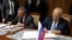 Los copresidentes de la comisión intergubernamental Cuba-Rusia, el vicepresidente cubano Ricardo Cabrisas Ruiz (d) y el vicepresidente de Rusia, Dmitry O. Rogozyn(i), firman diferentes acuerdos el 8 de diciembre de 2016.