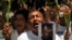 Reina Loyna Tamayo, madre de Orlando Zapata Tamayo, sostiene una foto de su hijo fallecido a causa de una huelga de hambre. Foto tomada el 20 de junio de 2010. (REUTERS/Desmond Boylan).