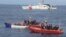 La Guardia Costera intercepta a un grupo de balseros cubanos en el Estrecho de la Florida. 