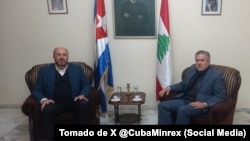 Una reunión entre el representante del grupo terrorista Hamás, en el Líbano, Ahmed Abdel-Hadi, (izq.) y el diplomático cubano Jorge León Cruz.