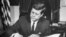 El presidente John Fitzgerald Kennedy firma una orden sobre Cuba en la Casa Blanca en octubre de 1962. AFP FILES 