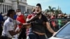 Un joven manifestante arrestado con violencia durante la protesta pacífica contra el régimen comunista, el 11 de julio de 2021 en La Habana.
