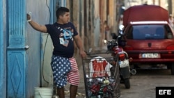 Un hombre vende carretes de hilo en una calle de La Habana. 