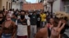 La gente grita consignas contra el gobierno durante una protesta en La Habana, Cuba, el 11 de julio de 2021. REUTERS / Alexandre Meneghini