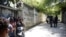 Periodistas interrogan a oficiales de Policía que rodean la residencia del presidente asesinado, Jovenel Moise, en Puerto Príncipe, Haití. (REUTERS/Estailove St-Val)