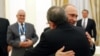 Raúl Castro abraza a su homólogo ruso Vladimir Putin, durante una reunión en el Kremlin para reforzar la alianza estratégica entre Moscú y La Habana (7 de mayo, 2015). 
