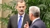 El Rey de España, Felipe VI, conversa con el gobernante cubano Miguel Díaz-Canel en el Palacio de la Revolución. 